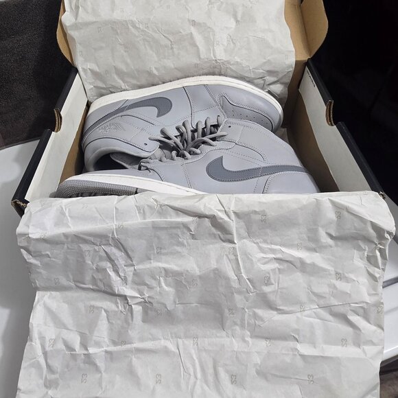Nike Air Jordon\'s 1 MID Wolf Grey/Cool Grey-Cool Grey Mens Size 12